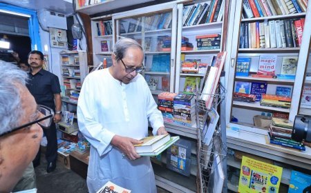 ରିଲାକ୍ସ ମୁଡ଼ରେ ମୁଖ୍ୟମନ୍ତ୍ରୀ ନବୀନ ପଟ୍ଟନାୟକ,  ବୁକ୍  ଷ୍ଟୋରକୁ  ଯାଇ କିଣିଲେ ବହି