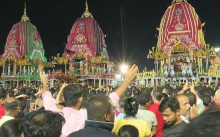 तीन रथ सिंहद्वार में पहुंचे