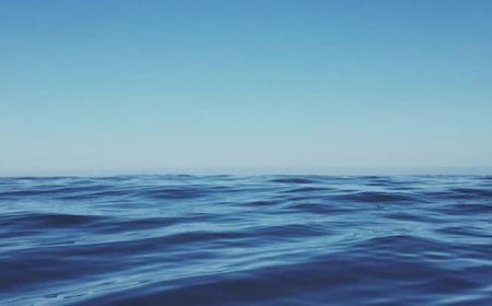 ओमान के तट पर तेल टैंकर पलटा