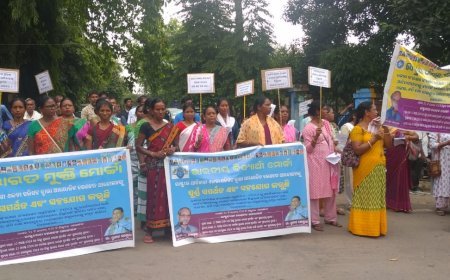 ରାଷ୍ଟ୍ରୀୟ ଆଦିବାସୀ ଏକତା ପରିଷଦ ପକ୍ଷରୁ ଅତିରିକ୍ତ ଜିଲ୍ଲାପାଳଙ୍କ କାର୍ଯ୍ୟାଳୟ ସମ୍ମୁଖରେ ବିକ୍ଷୋଭ