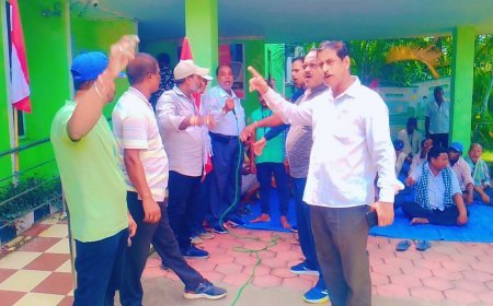 ହିନ୍ଦ ମଜଦୁର ସଭା ପକ୍ଷରୁ ଜିଲ୍ଲା ମୁଖ୍ୟ ଚିକିତ୍ସ୍ୟାଳୟ ସମ୍ମୁଖରେ ବିକ୍ଷୋଭ ପ୍ରଦର୍ଶନ