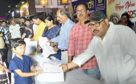 ସ୍ଵୟମ ଟ୍ରଷ୍ଟ ଓ ସହିଦନଗର ଦୁର୍ଗାପୂଜା ସମିତି ମିଳିତ ପ୍ରୟାସରେ ଗରିବ ପିଲାମାନଙ୍କୁ ଡ୍ରେସ୍ ପ୍ରଦାନ