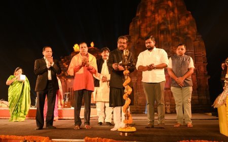 ରାଜାରାଣୀ ସଙ୍ଗୀତ ଉତ୍ସବର ଉଦ୍ଘାପଟନୀ ସଂଧ୍ୟାରେ ଶାସ୍ତ୍ରୀୟ ସଙ୍ଗୀତର ମୁର୍ଚ୍ଛନାରେ ରାଜାରାଣୀ ମନ୍ଦିର ପ୍ରାଙ୍ଗଣ ମୁଖରିତ