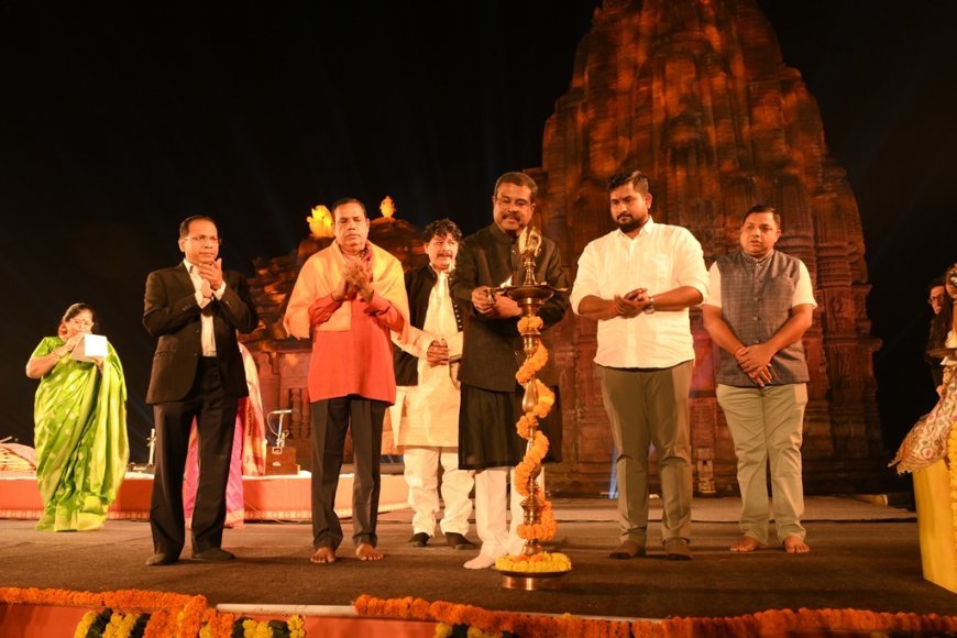 ରାଜାରାଣୀ ସଙ୍ଗୀତ ଉତ୍ସବର ଉଦ୍ଘାପଟନୀ ସଂଧ୍ୟାରେ ଶାସ୍ତ୍ରୀୟ ସଙ୍ଗୀତର ମୁର୍ଚ୍ଛନାରେ ରାଜାରାଣୀ ମନ୍ଦିର ପ୍ରାଙ୍ଗଣ ମୁଖରିତ