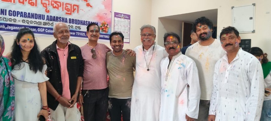 ବୃଦ୍ଧାଶ୍ରମରେ ହୋଲି ପାଳିଲେ ସିନେମା ‘ଚାରିକାନ୍ଧ’ର ଟିମ୍