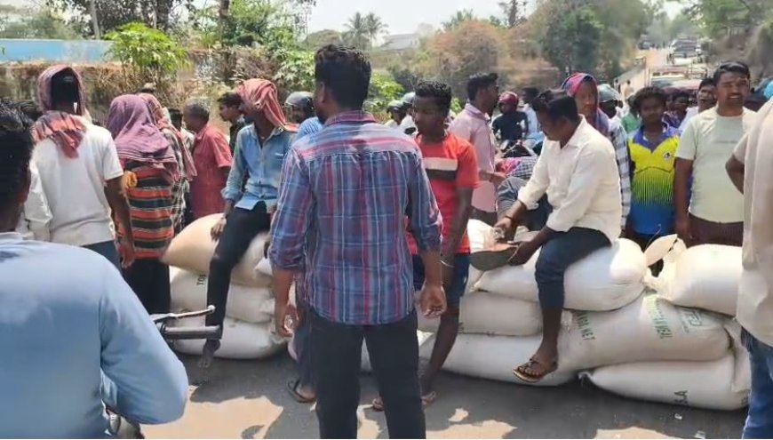 ମଣ୍ଡିରୁ ଧାନ ନ ଉଠିବା ଯୋଗୁଁ ଚିତ୍ରାଙ୍ଗପାଲ୍ଲୀ ପଂଚାୟତବାସିଙ୍କ ରାସ୍ତା ଅବରୋଧ