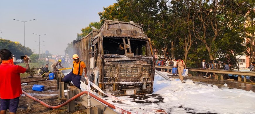 ପଳାଶୁଣୀ ଓଭର ବ୍ରିଜ୍‌ ଉପରେ ଜଳିଗଲା ଟ୍ରକ୍‌